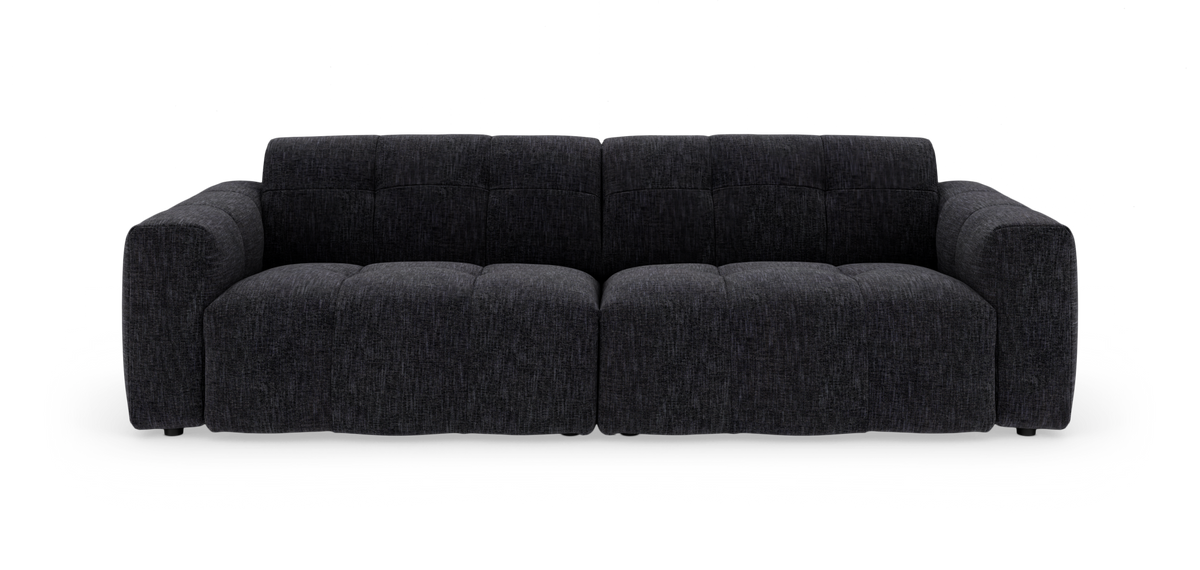 Mørkegrå sofa på hvid studiobaggrund, set lige forfra.
