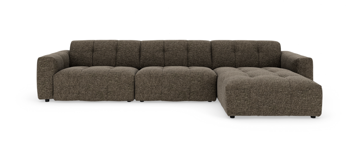 Brun modulsofa med chaiselong til højre på hvid studiobaggrund.