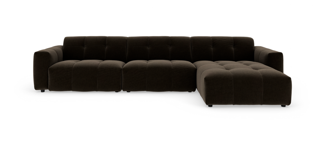 Mørkebrun modulsofa med højre chaiselong, lav og dybt tuftet på hvid baggrund.