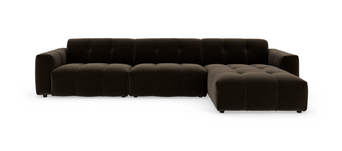 Mørkebrun modulsofa med højre chaiselong, lav og dybt tuftet på hvid baggrund.