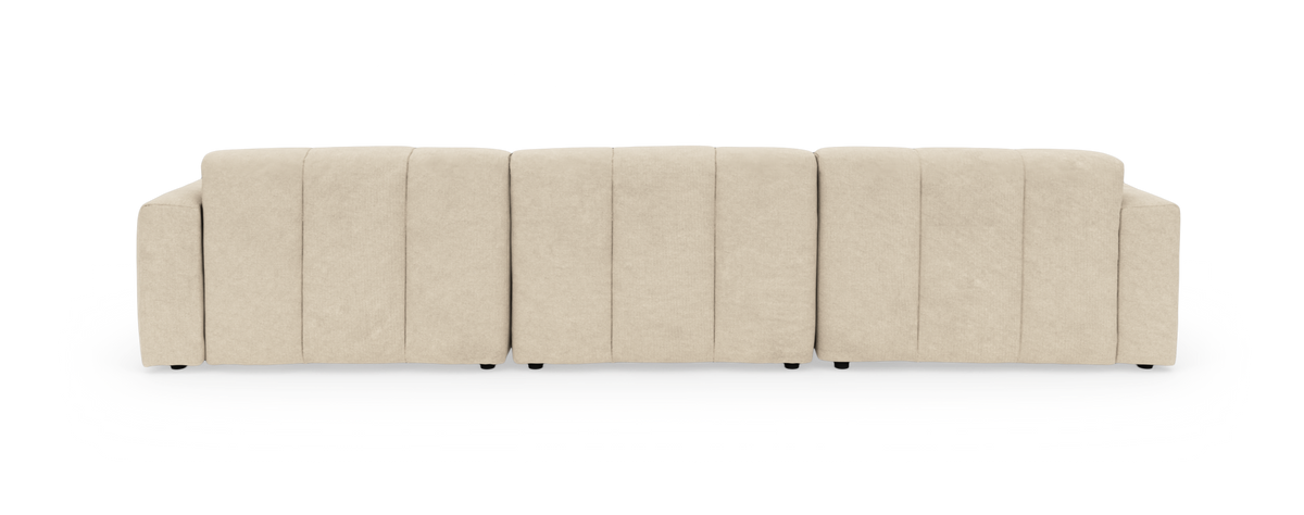 Beige modulsofa med tre sektioner set forfra på hvid baggrund.