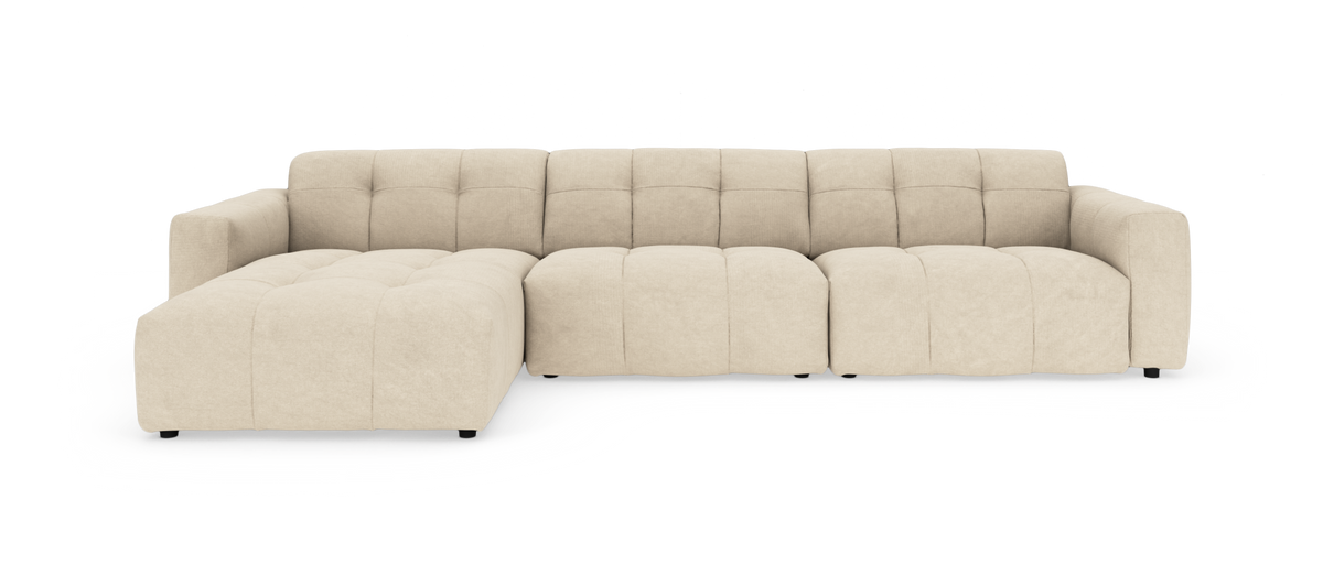 Beige modulsofa med venstrevendt chaiselong, frilagt på hvid baggrund.