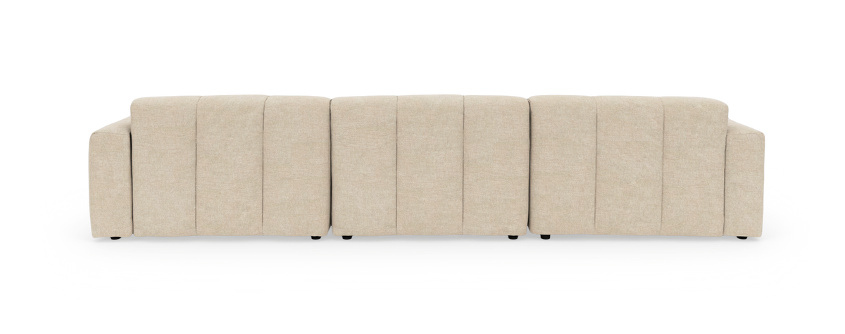 Beige modulsofa med tre sæder set forfra på hvid baggrund.