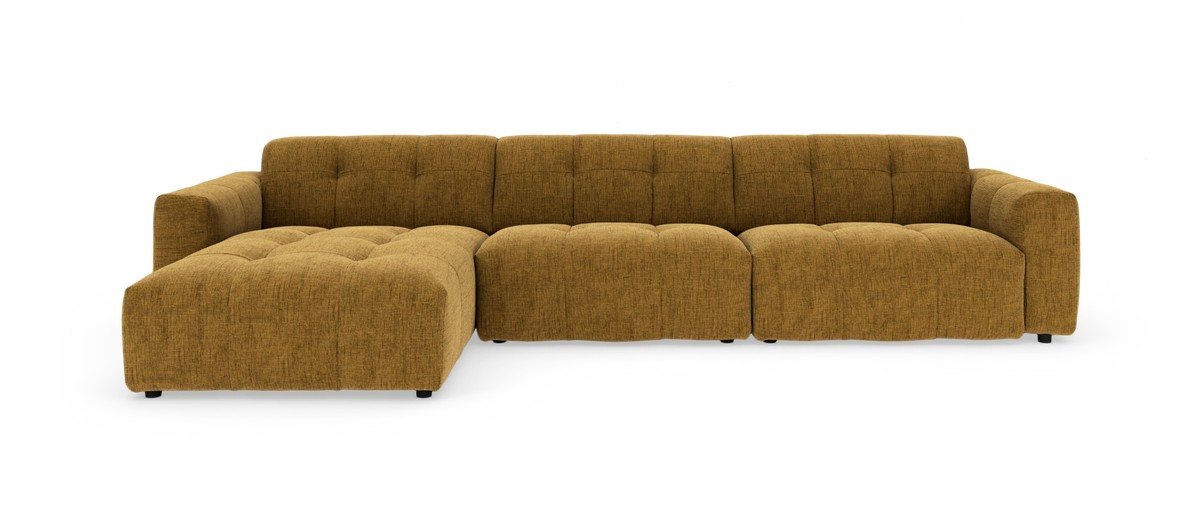 Modulopbygget hjørnesofa i sennepsgul stof med chaiselong til venstre og tuftede sæder, fritlagt på hvid baggrund.