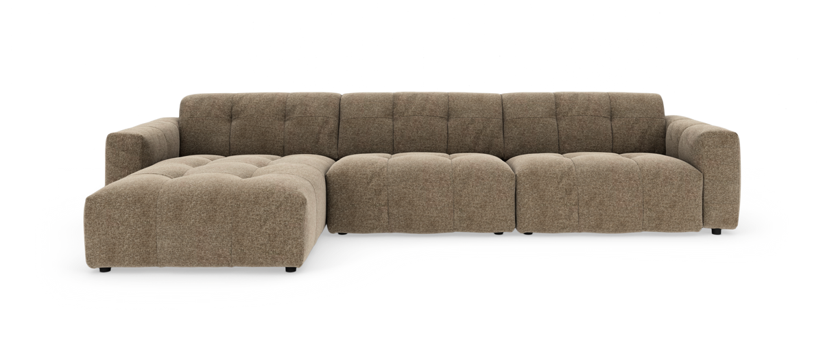 Brun modulsofa i stof med chaiselong og tuftede sædehynder, frilagt på hvid baggrund.