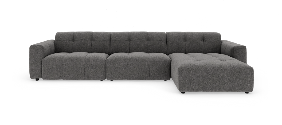 Mørkegrå modulsofa med højrevendt chaiselong og tuftet sæde på hvid studiobaggrund.