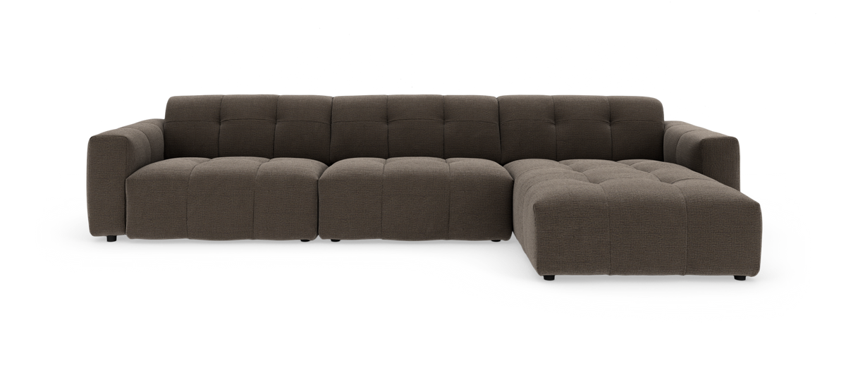 Modulsofa i mørkebrun tekstil med højre chaiselong, tuftede siddepuder, frilagt på hvid baggrund.