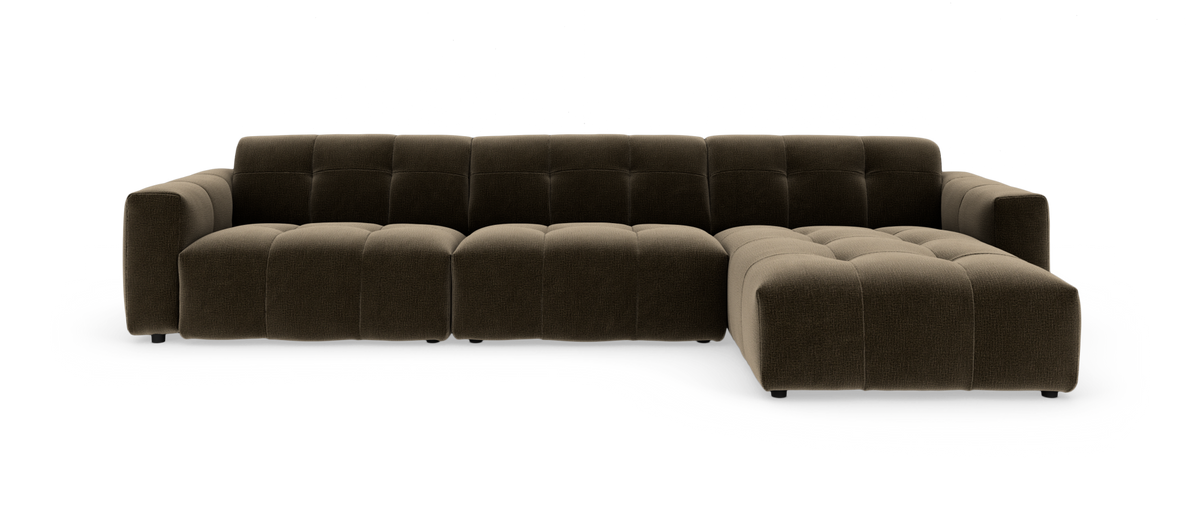 Modulsofa i mørkebrunt stof med højre chaiselong, lav profil og dyb polstring.