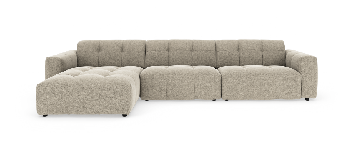 Beige modulsofa med chaiselong og tuftede sæder, frilagt på hvid baggrund.