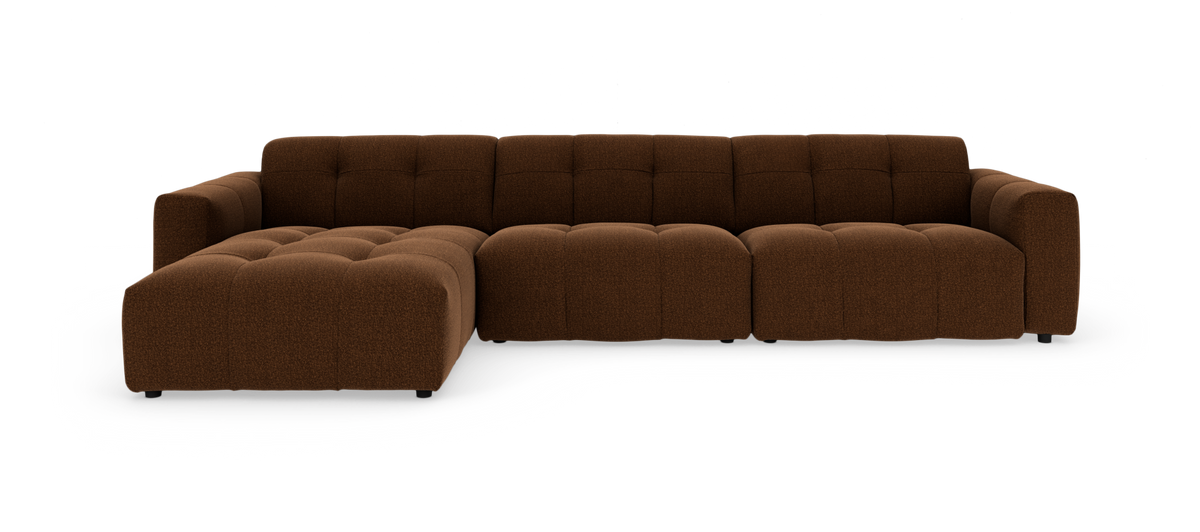 Modulsofa i brun tekstil med venstrevendt chaiselong, lav og bred med dybt tuftede sæder.