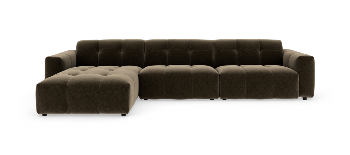 Modulsofa i mørkebrun tekstil med chaiselong til venstre, frilagt på hvid baggrund.
