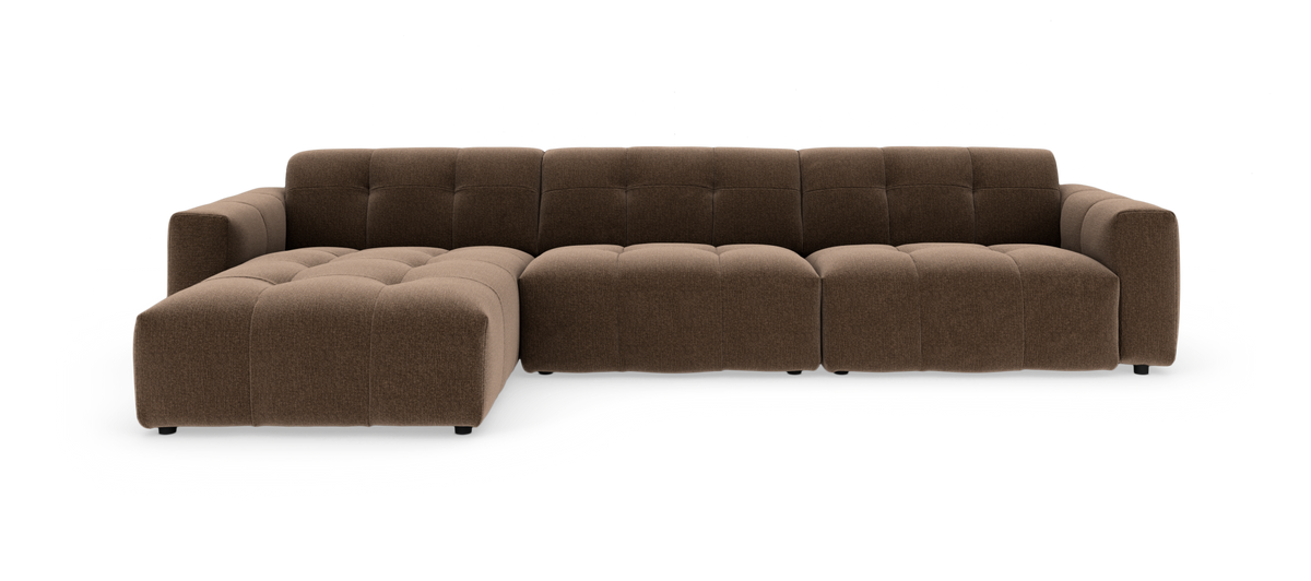 Brun modulsofa med chaiselong og tuftet sæde, frilagt på hvid baggrund.