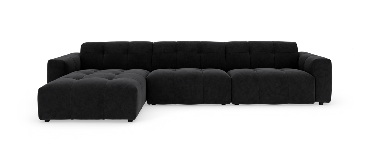 Sort modulsofa med venstre chaiselong, dybe sædehynder og blød, puffet polstring på hvid baggrund.