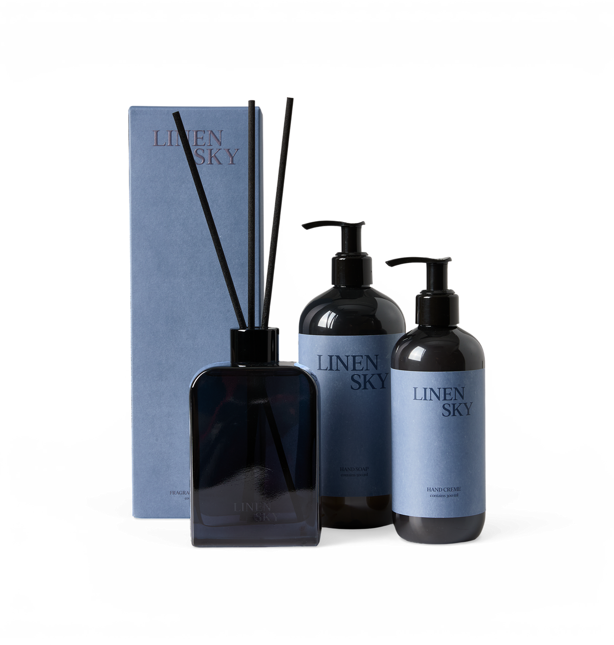 Sæt med LINEN SKY: duftpinde (fragrance diffuser), HAND SOAP og HAND CREME i mørke flasker med blå etiketter.