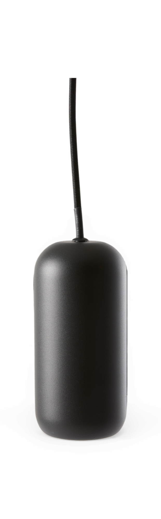 Sort cylinderformet pendellampe i metal med tekstilledning.