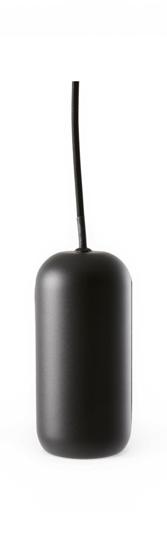 Sort cylinderformet pendellampe i metal med tekstilledning.