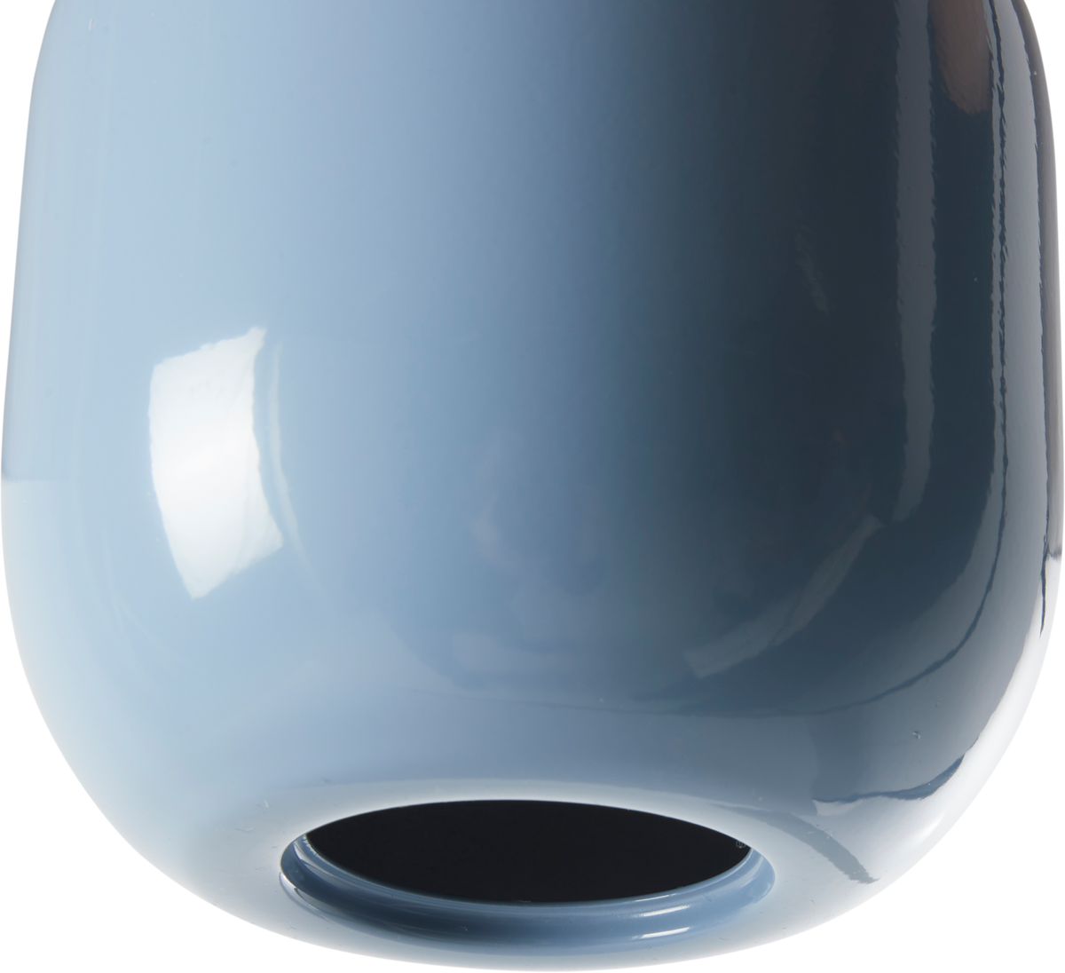Blank lyseblå vase i close-up, fritlagt mod hvid baggrund.