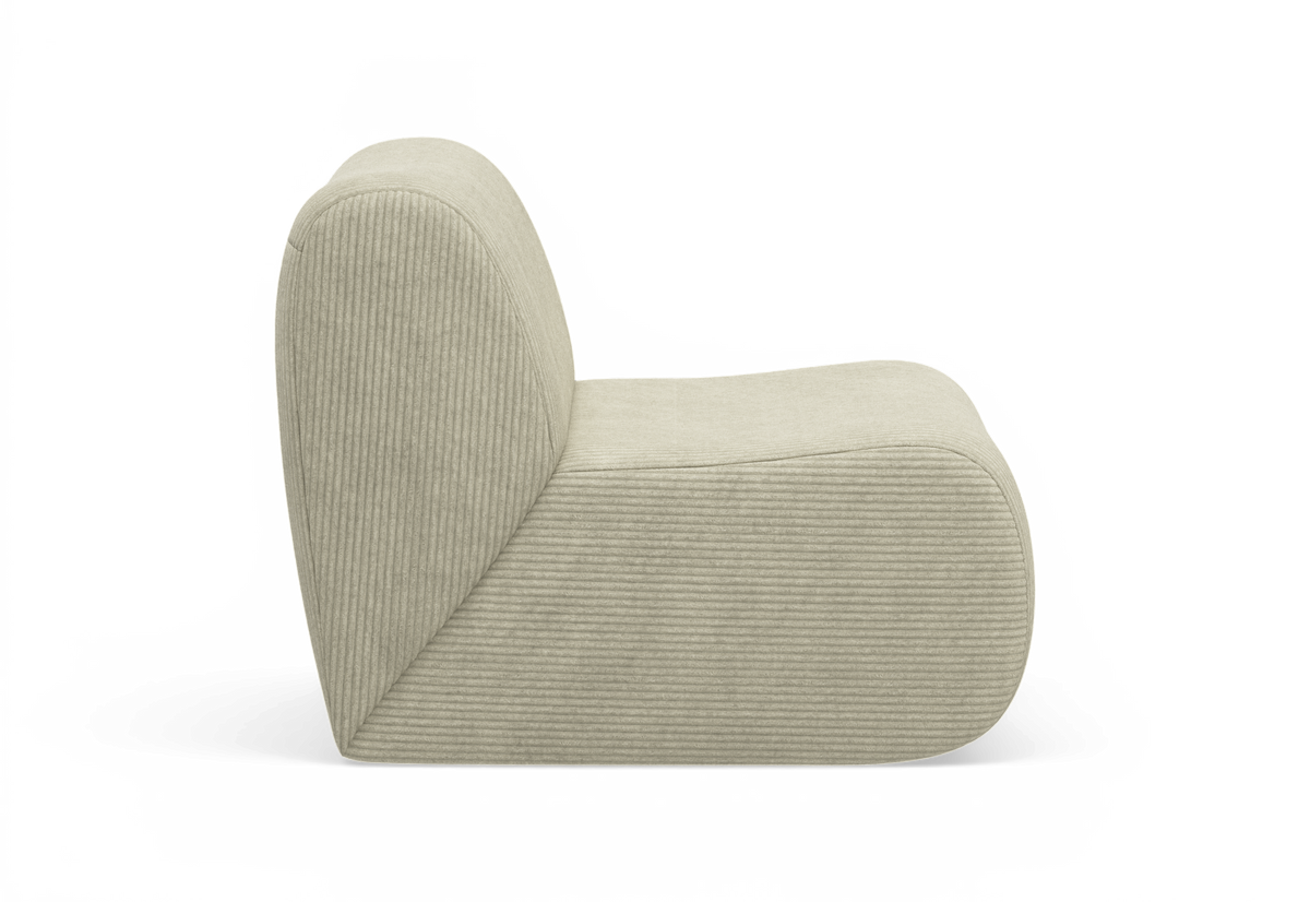 Sidevisning af en lav, armløs loungestol/modul i beige, rillet stof på hvid baggrund.