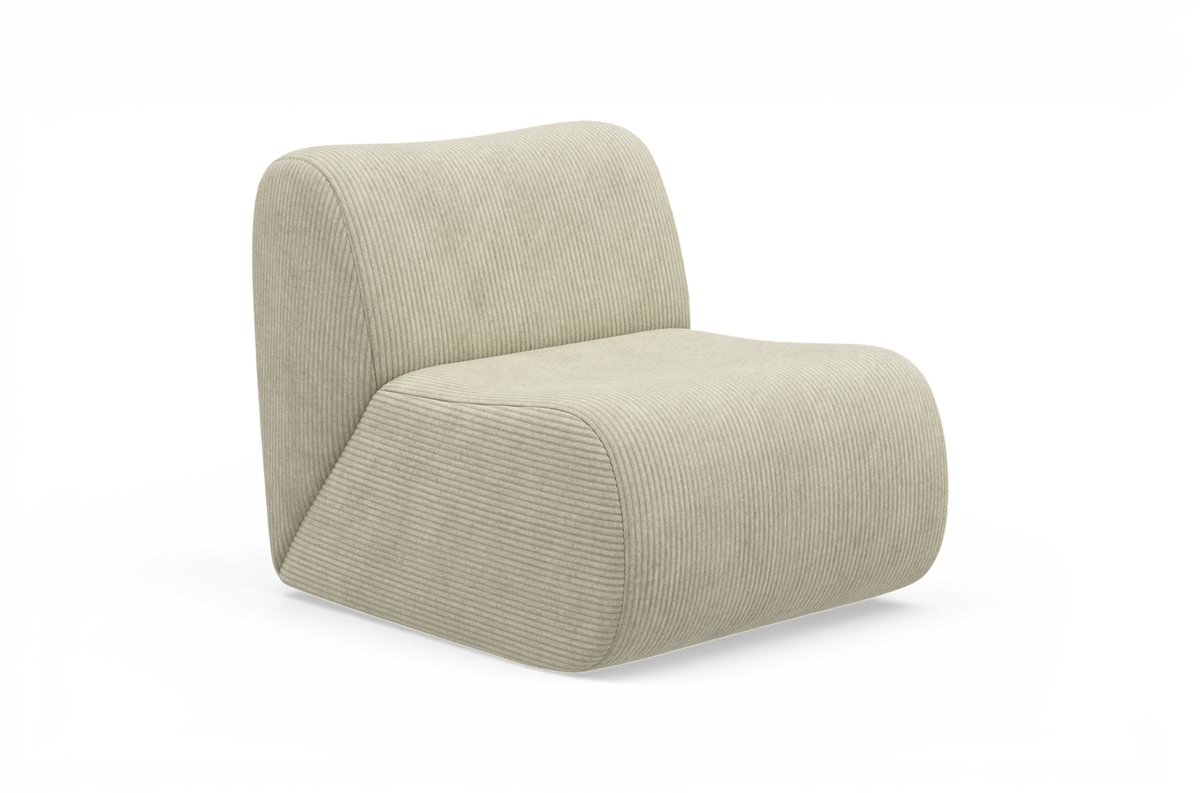 Beige rillet loungestol uden armlæn med afrundet, lav profil på hvid baggrund.