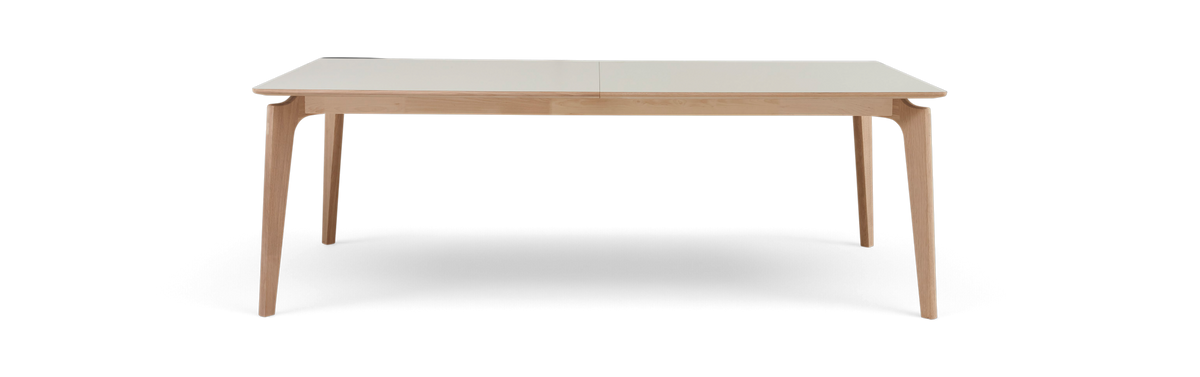 Minimalistisk rektangulær spisebord med hvid bordplade og lyse træben, frontvisning, frilagt.