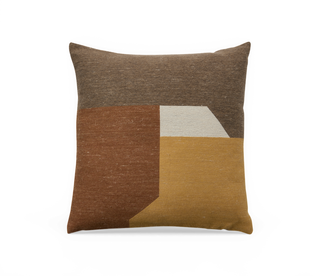 Kvadratisk pyntepude med geometrisk farveblok i brun, rust, okker og beige.