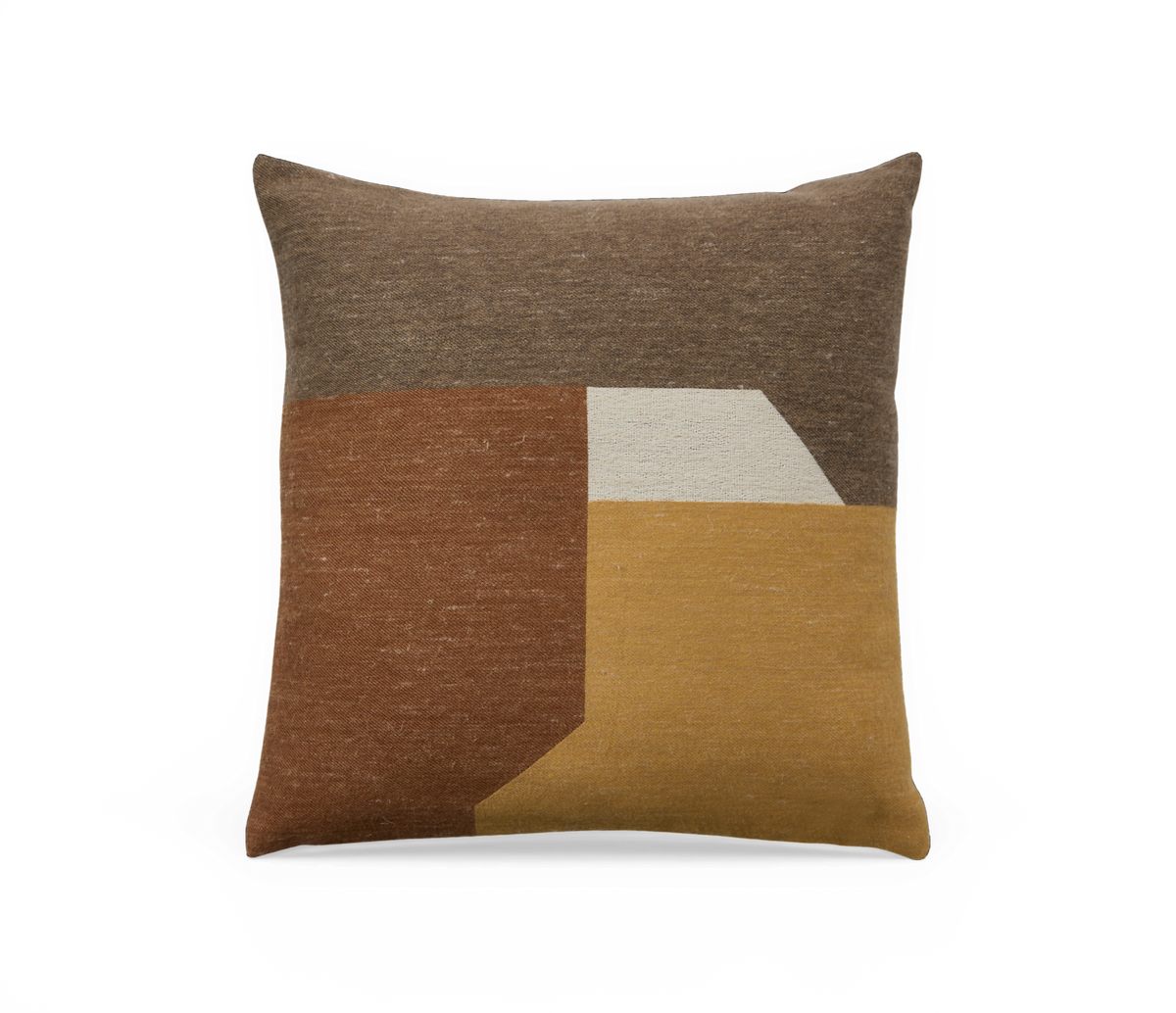 Kvadratisk pude med geometrisk mønster i brune, okkergule og beige nuancer.