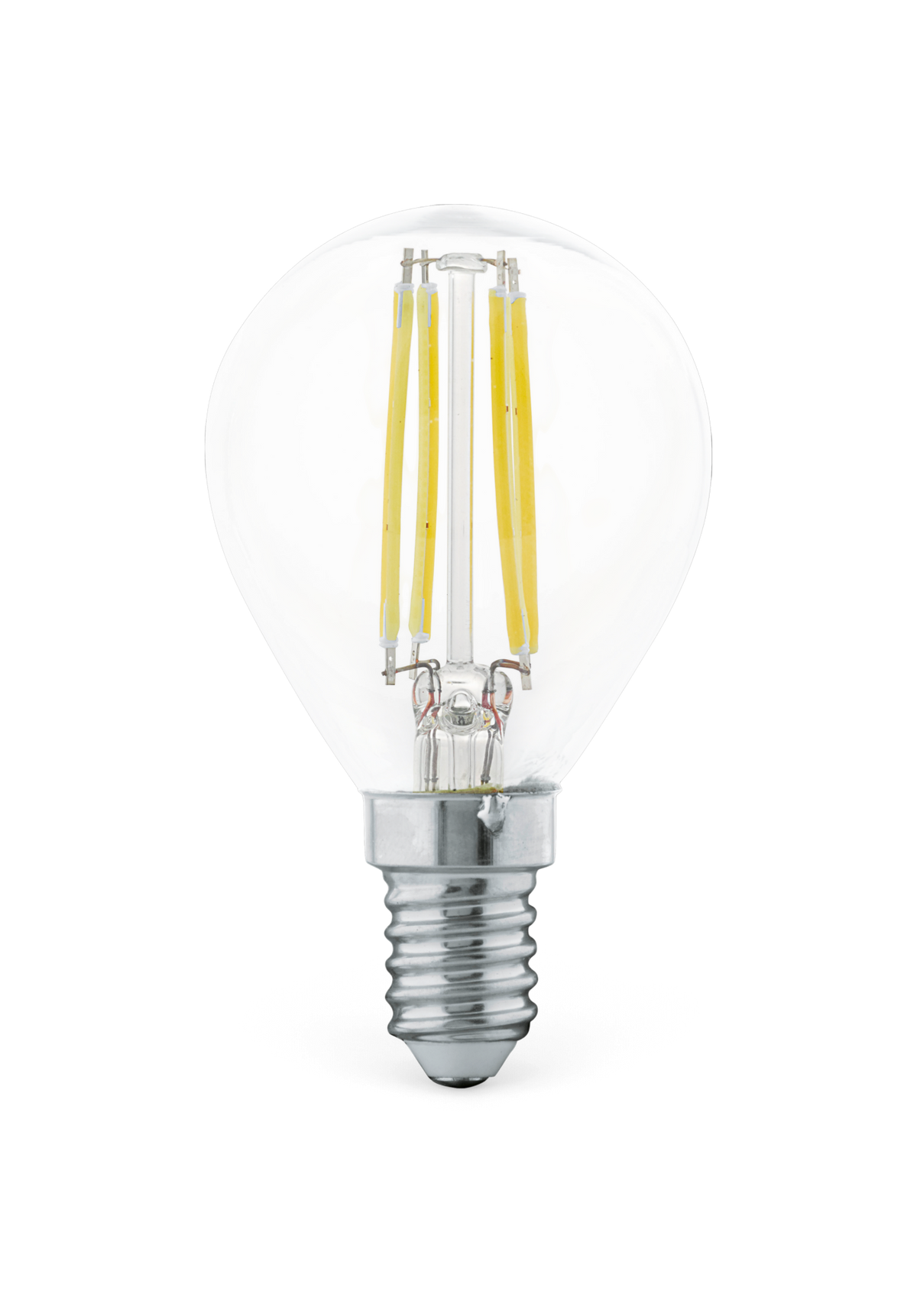 Bouclé lænestol med skammel i creme, sort gulvlampe og rundt sidebord i en lys skandinavisk stue med vase og vægkunst.