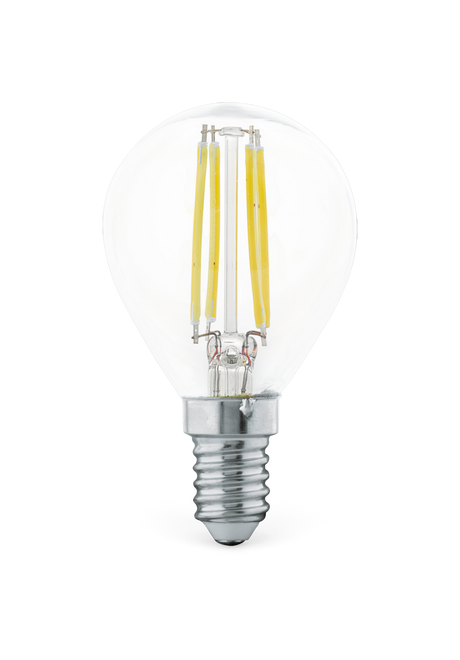 Bouclé lænestol med skammel i creme, sort gulvlampe og rundt sidebord i en lys skandinavisk stue med vase og vægkunst.