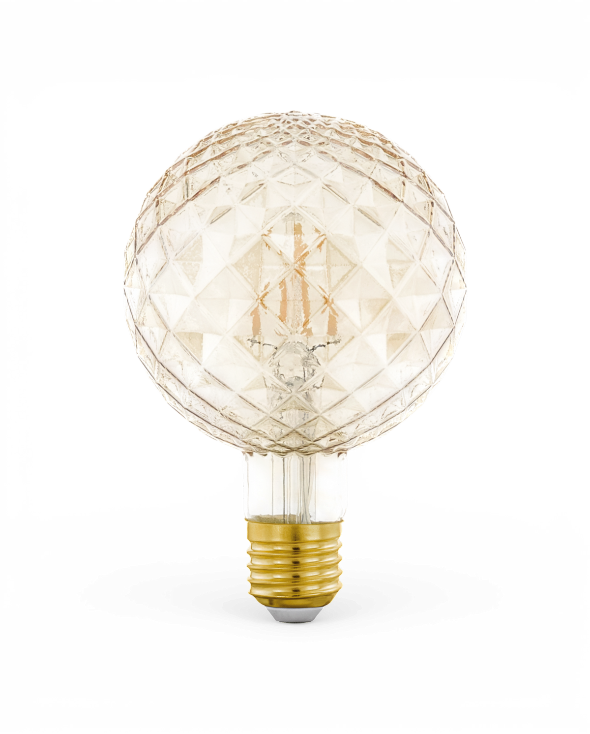 Dekorativ globus LED‑pære med facetslebet diamantmønster og varm filament, isoleret på hvid baggrund.