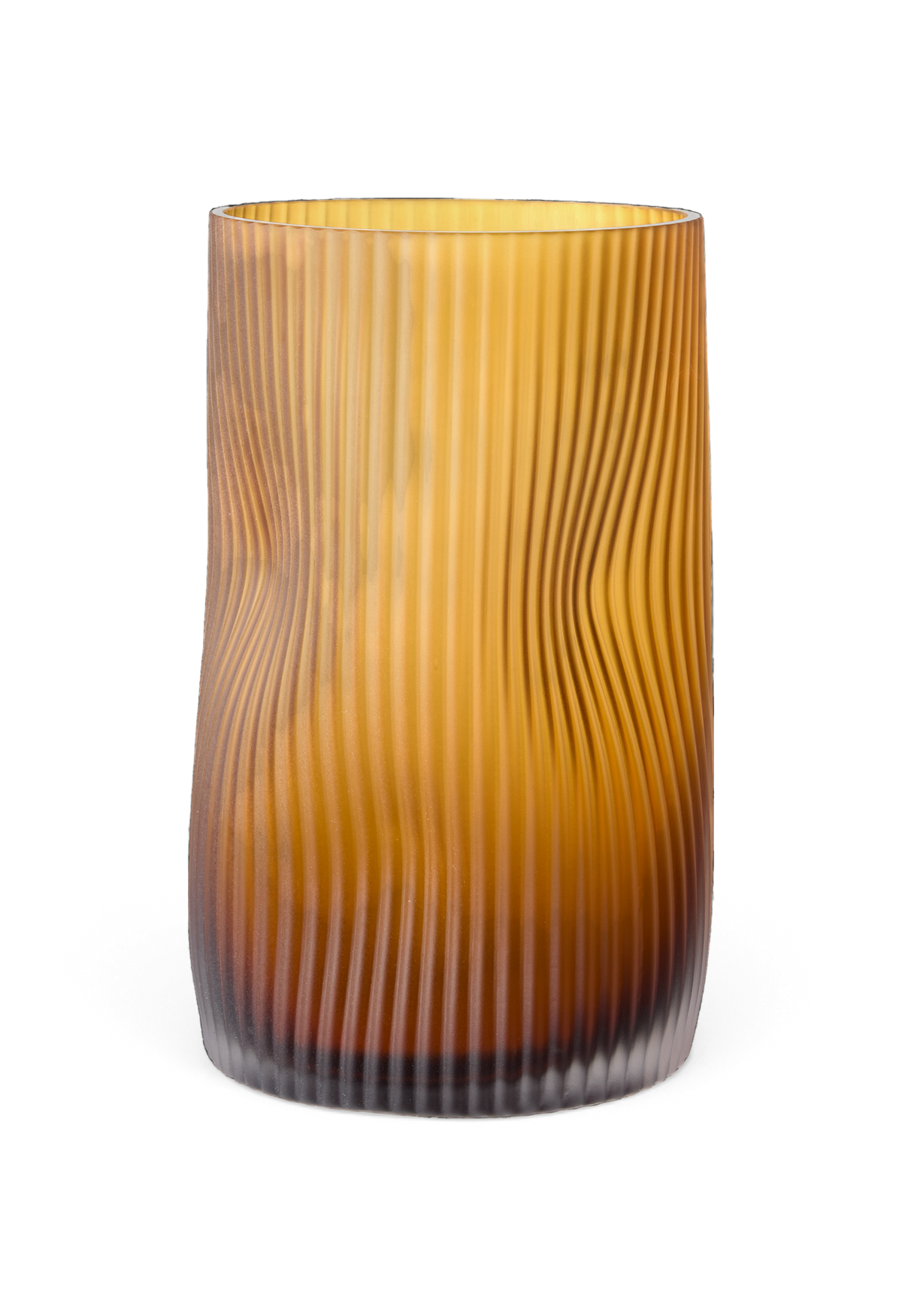 Riflet cylindervase i ravfarvet glas med mørkere bund, frilagt mod sort baggrund.