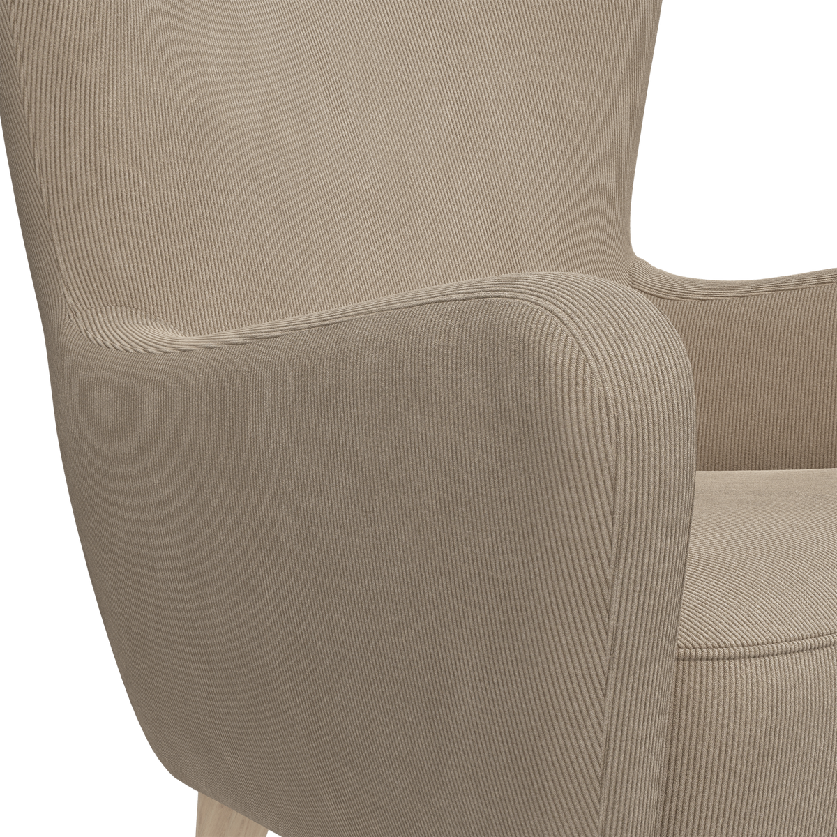 Nærbillede af beige lænestol i fløjl/corduroy med afrundet armlæn, studiemiljø.