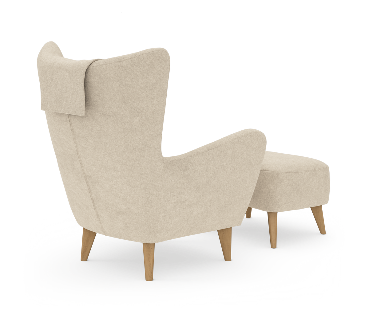 Beige lænestol med matchende skammel i stof, set skråt bagfra med lyse træben.