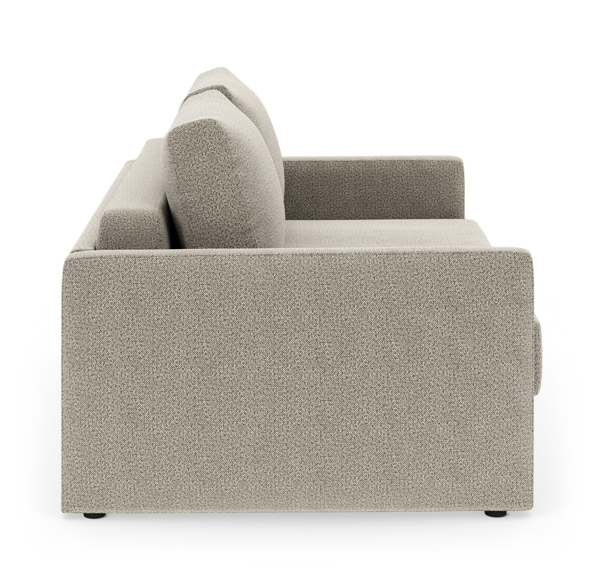 Sidevisning af en beige stofsofa med rette armlæn og løse ryghynder, fritlagt på hvid baggrund.