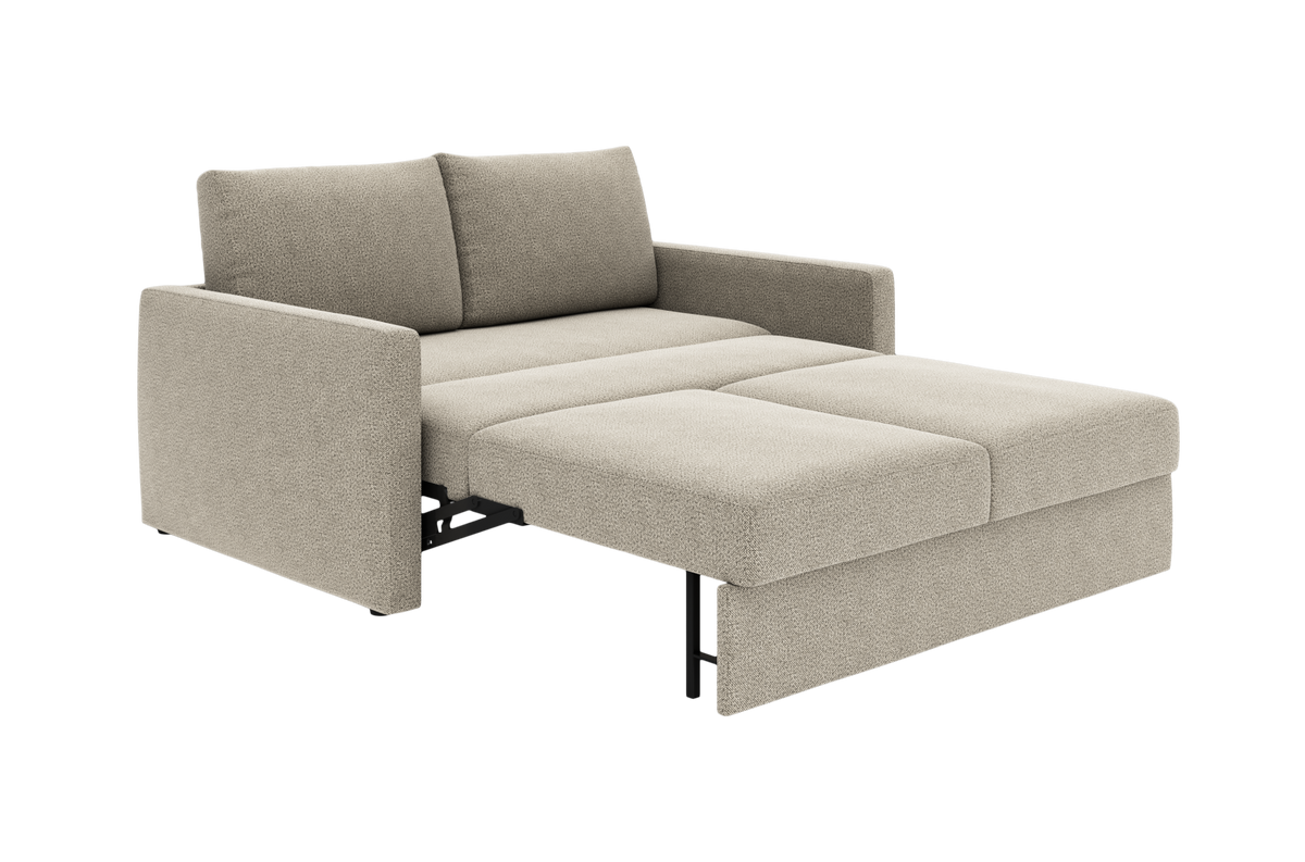 Beige sovesofa i moderne design, trukket ud til seng med synlige sorte støtteben, fritlagt på hvid baggrund.