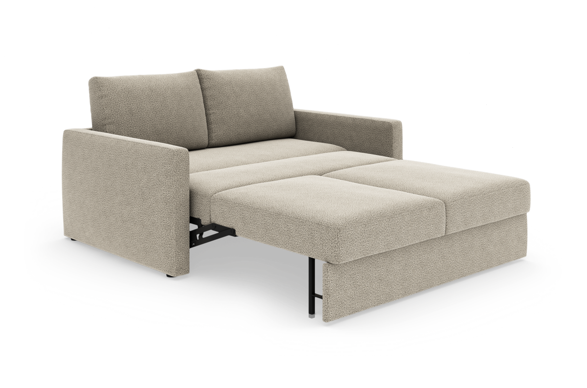 Beige sovesofa i udslået position med lige armlæn og to ryghynder, frilagt på hvid baggrund.