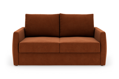Sofa i rustbrunt stof med to sæde- og ryghynder, frilagt mod hvid baggrund, set forfra.