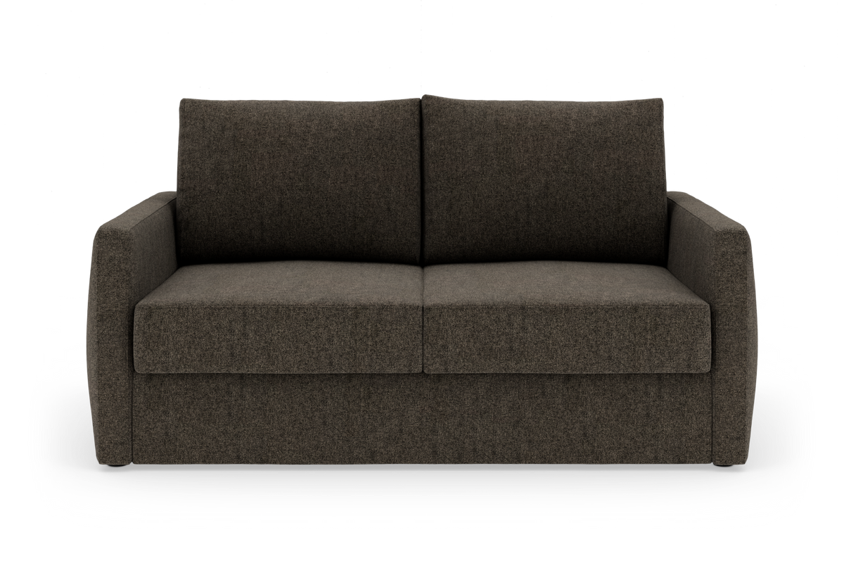 Mørkebrun 2-personers stofsofa set forfra mod hvid studiobaggrund.