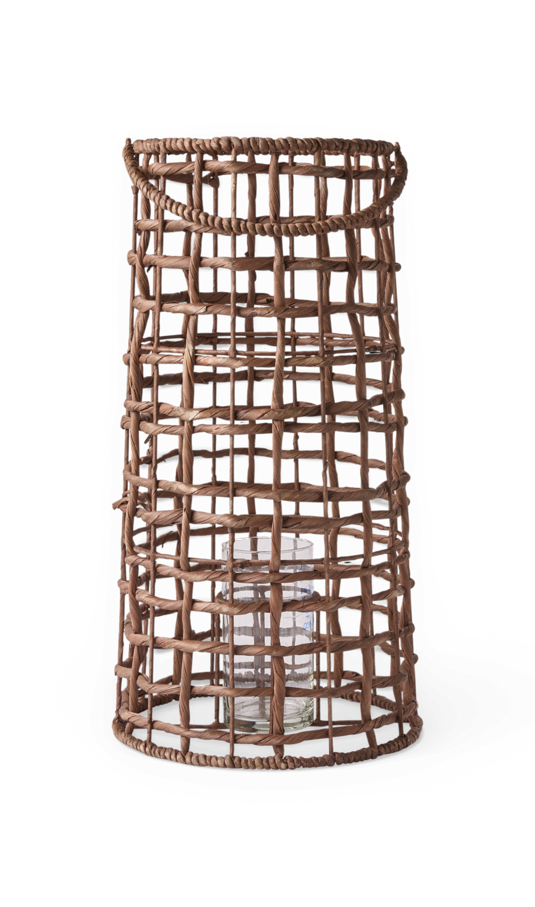 Flettet rattanlanterne med cylindrisk glasindsats til fyrfadslys, frilagt.