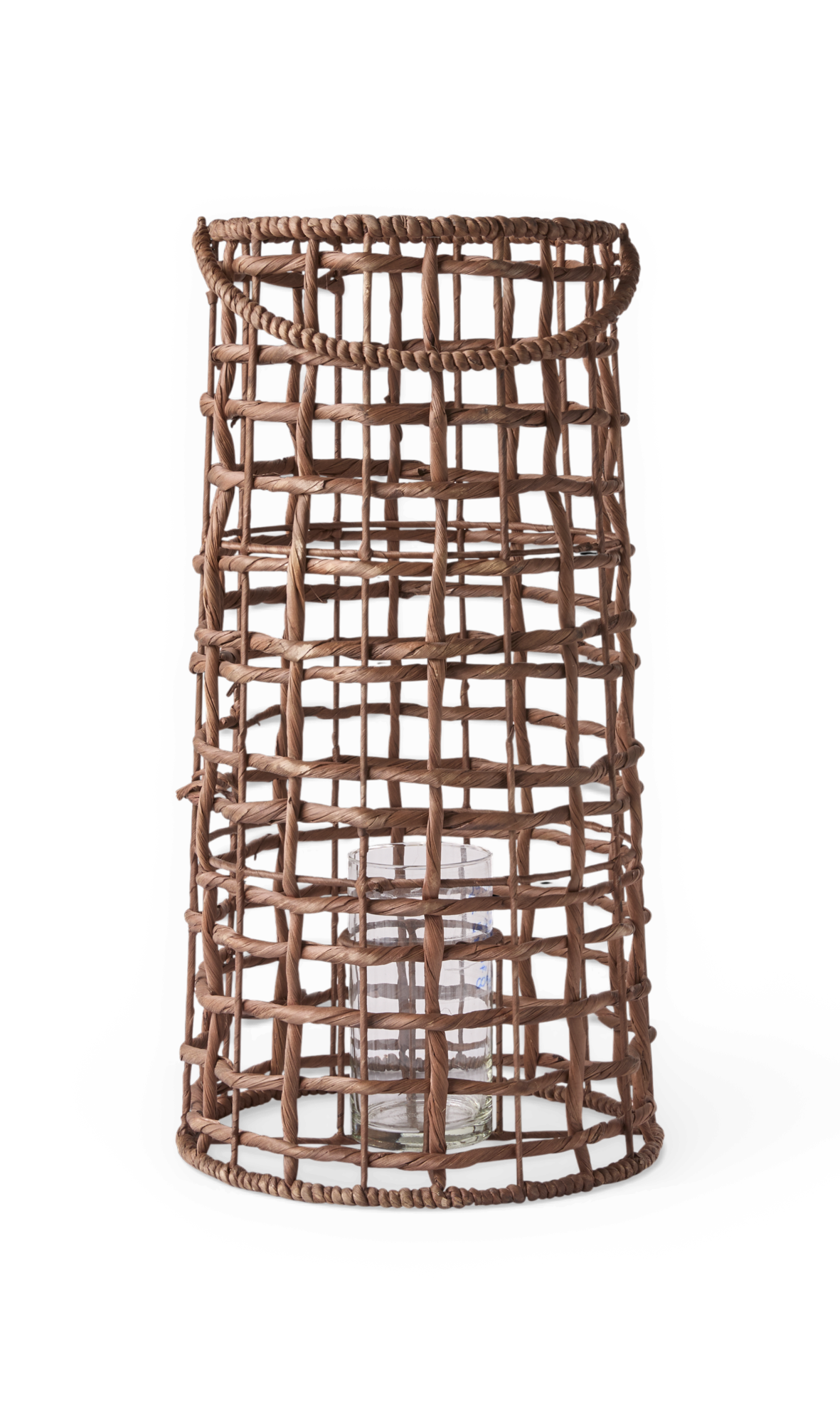 Flettet rattanlanterne med cylindrisk glasindsats til fyrfadslys, frilagt.