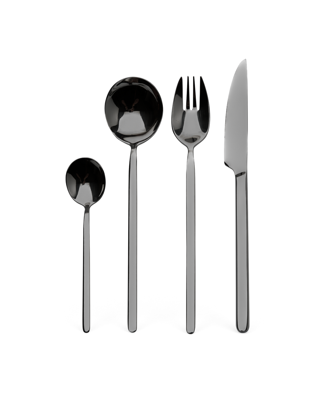 Sort bestiksæt i 4 dele – teske, suppeske, gaffel og kniv – på hvid baggrund.