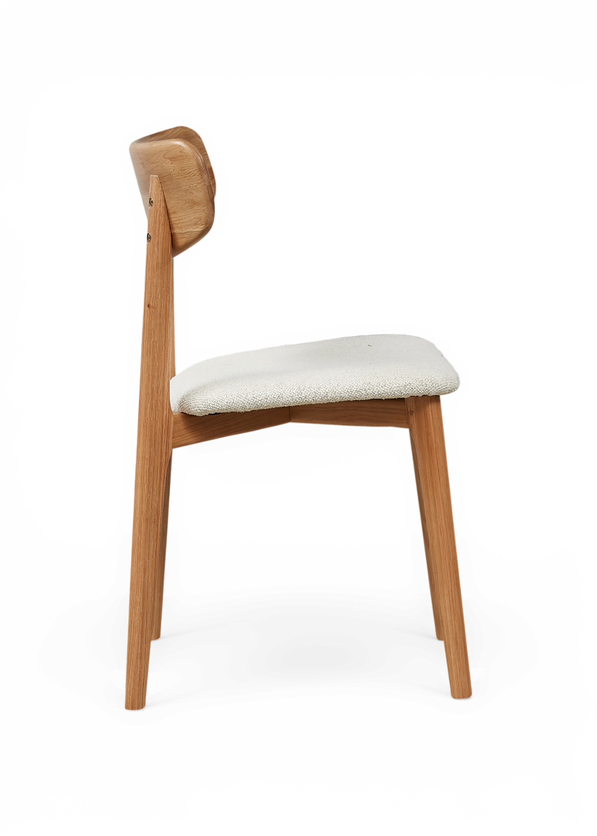 Sidevisning af moderne stol i eg med hvid bouclé-sæde og buet ryglæn.