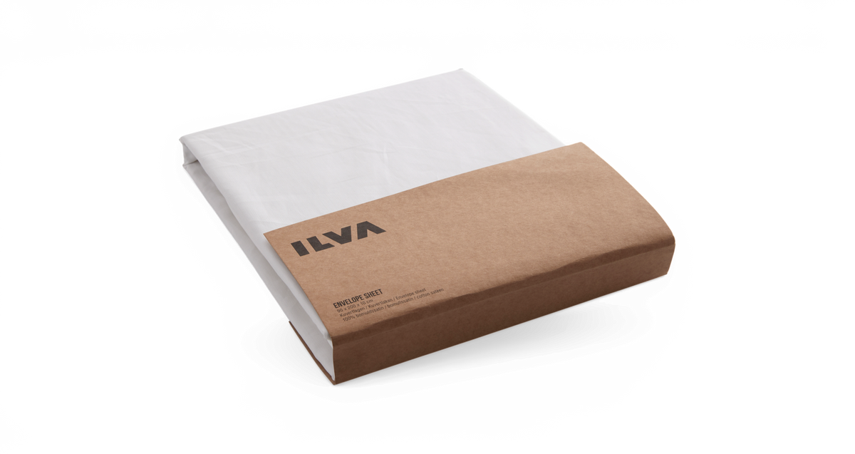 ILVA kuvertlagen 90×200×10 cm i 100% bomuldssatin, hvidt, pakket i brun pap-omslag.