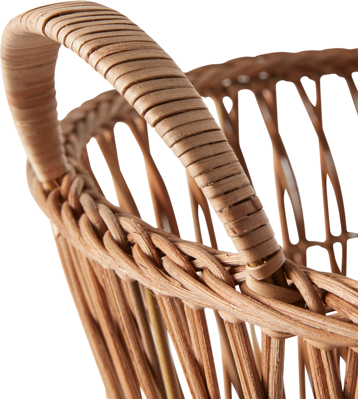 Nærbillede af hank og kant på flettet rattan-kurv.