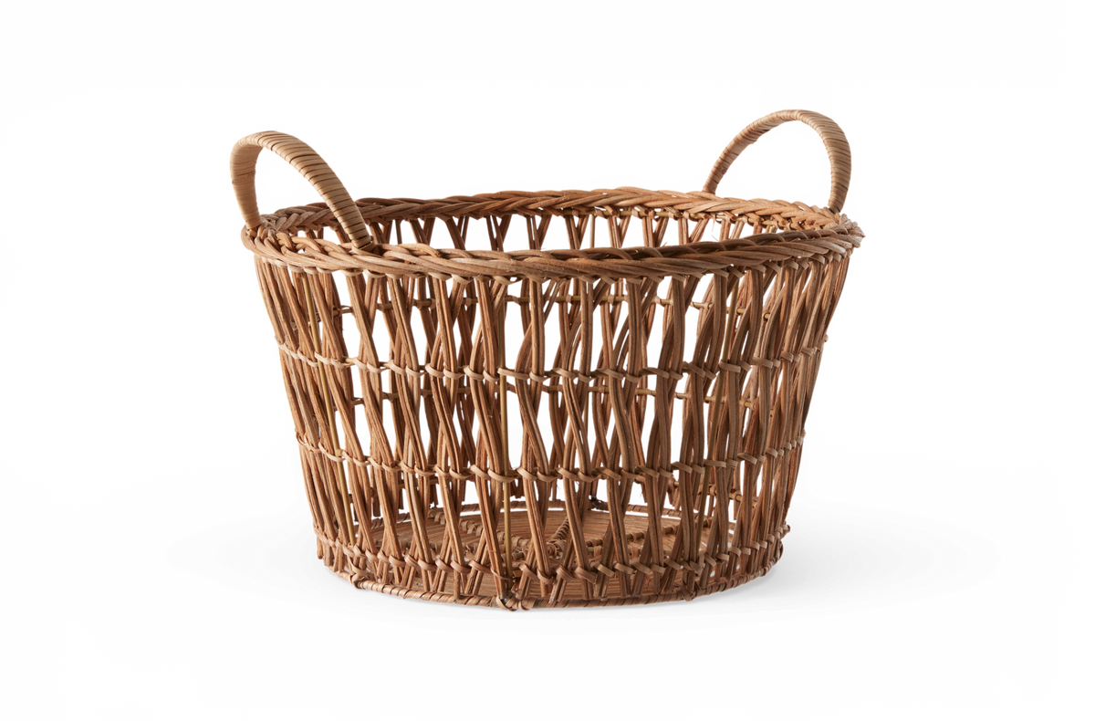 Håndflettet rattankurv med to håndtag i naturfarve.