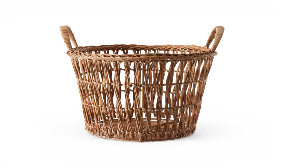 Flettet kurv i rattan med to håndtag, naturfarvet.