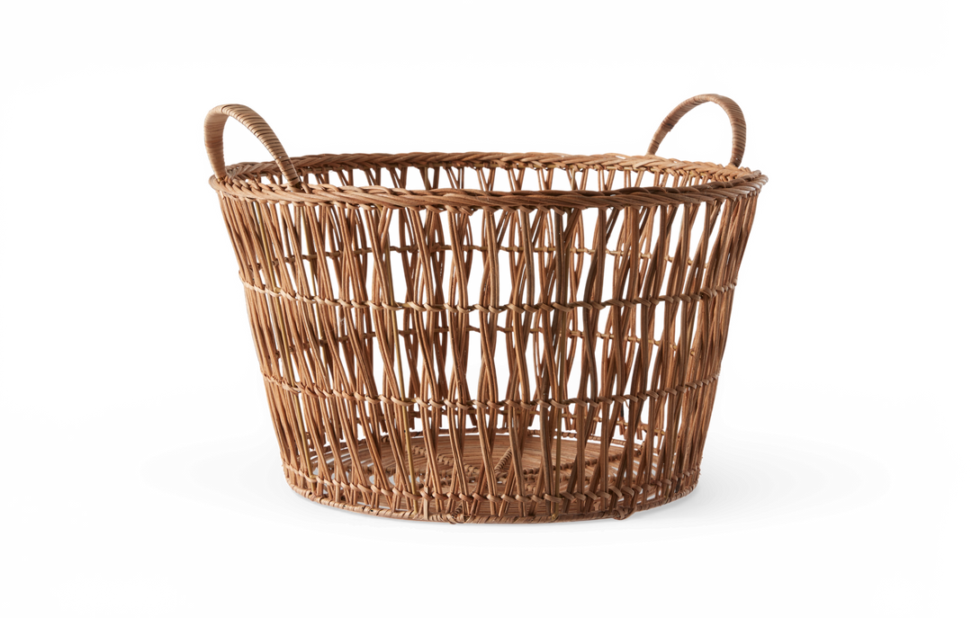 Håndflettet rattan-kurv med to håndtag til opbevaring.