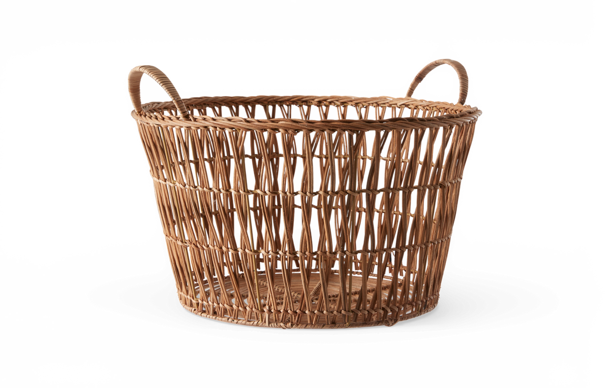 Håndflettet rattan-kurv med to håndtag til opbevaring.