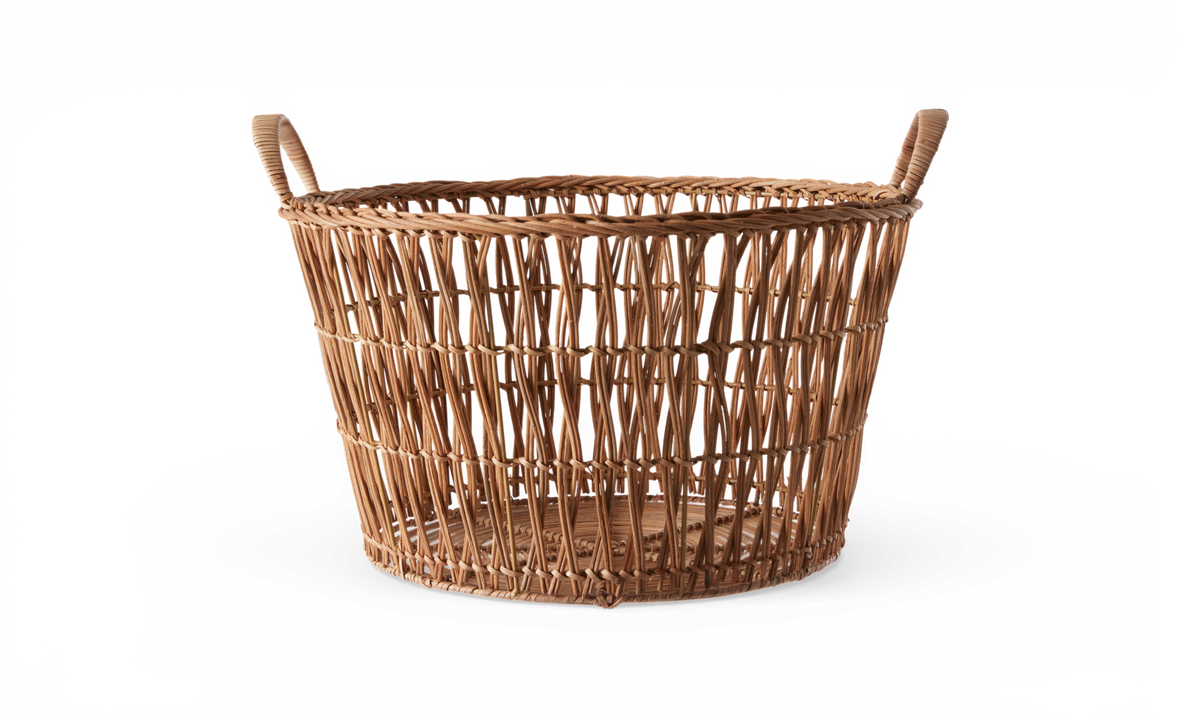 Åbenflettet rattankurv med to hanke, frilagt på hvid baggrund.