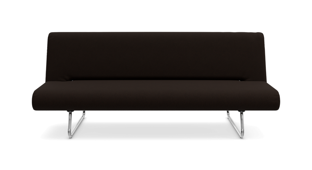 Moderne mørkebrun/sort sofa med kromben, fritlagt på hvid baggrund, set forfra.