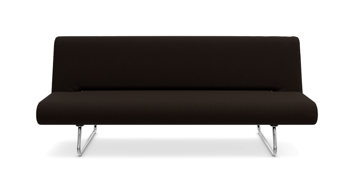 Moderne mørkebrun/sort sofa med kromben, fritlagt på hvid baggrund, set forfra.
